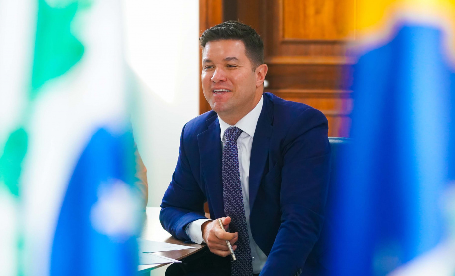 Com prioridade aos mais vulneráveis, Estado reforça apoio aos municípios na luta contra o frio. O encontro, realizado de maneira virtual, contou com a participação do secretário-chefe da Casa Civil, Guto Silva; do presidente da AMP e prefeito de Jesuítas, Júnior Weiller; além de representantes das 19 associações regionais de municípios do Paraná e 29 prefeitos. Foto: Guilherme Flores/Casa Civil