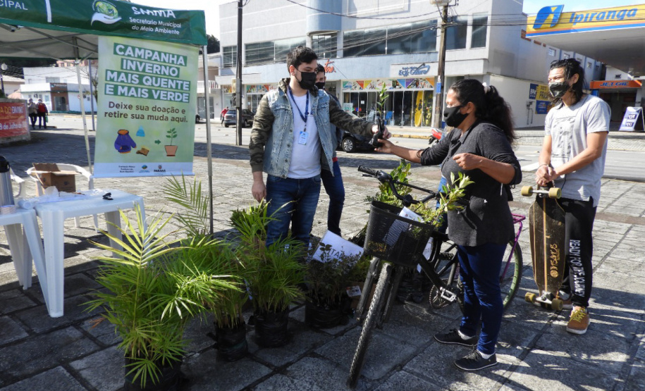 Com drive-thru solidário no Litoral do Estado, famílias carentes recebem nesta semana as doações de roupas, cobertores, sapatos e alimentos arrecadados em troca de uma muda frutífera do Instituto Água e Terra (IAT). - Curitiba, 27/07/2021 - Foto: IAT