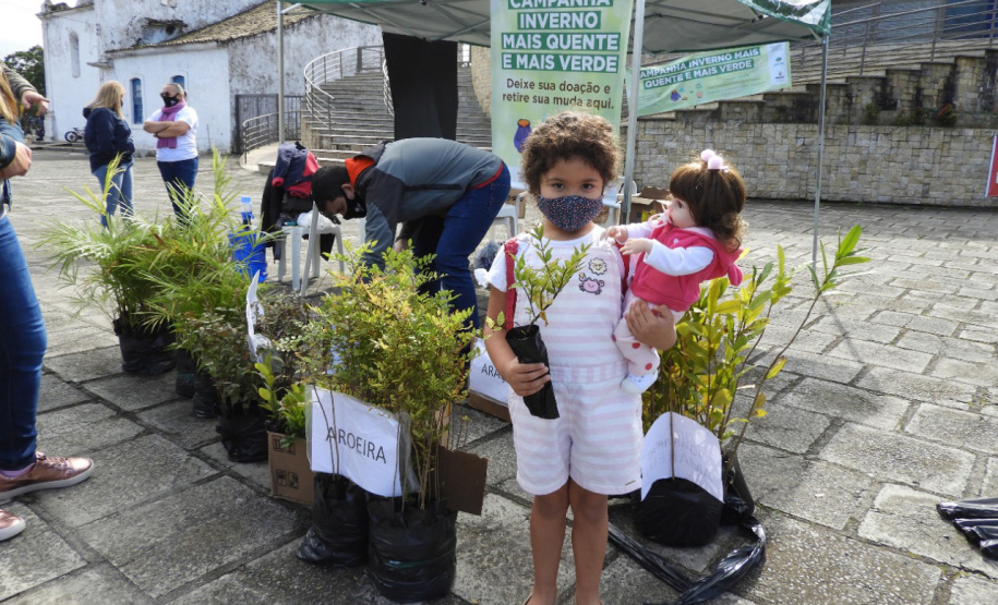 Com drive-thru solidário no Litoral do Estado, famílias carentes recebem nesta semana as doações de roupas, cobertores, sapatos e alimentos arrecadados em troca de uma muda frutífera do Instituto Água e Terra (IAT). - Curitiba, 27/07/2021 - Foto: IAT