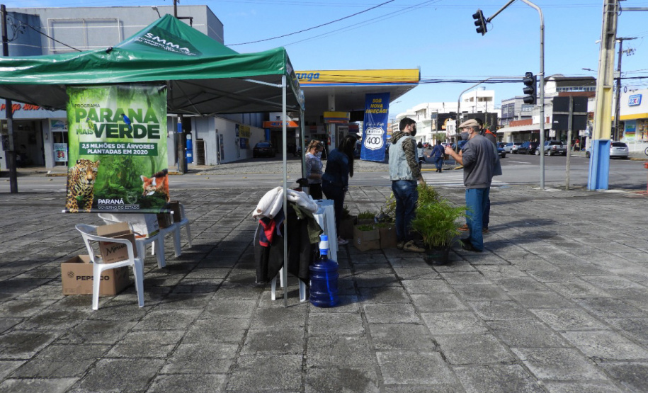 Com drive-thru solidário no Litoral do Estado, famílias carentes recebem nesta semana as doações de roupas, cobertores, sapatos e alimentos arrecadados em troca de uma muda frutífera do Instituto Água e Terra (IAT). - Curitiba, 27/07/2021 - Foto: IAT