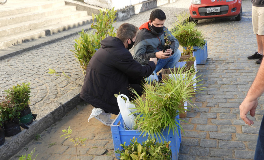 Com drive-thru solidário no Litoral do Estado, famílias carentes recebem nesta semana as doações de roupas, cobertores, sapatos e alimentos arrecadados em troca de uma muda frutífera do Instituto Água e Terra (IAT). - Curitiba, 27/07/2021 - Foto: IAT