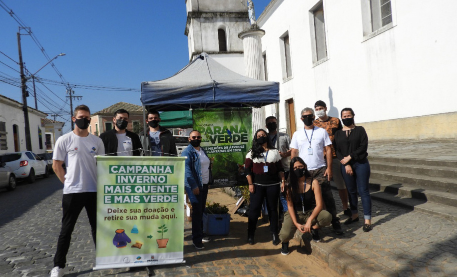 Com drive-thru solidário no Litoral do Estado, famílias carentes recebem nesta semana as doações de roupas, cobertores, sapatos e alimentos arrecadados em troca de uma muda frutífera do Instituto Água e Terra (IAT). - Curitiba, 27/07/2021 - Foto: IAT