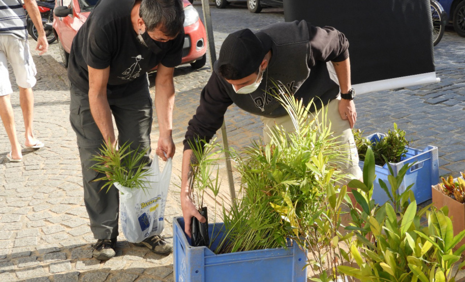Com drive-thru solidário no Litoral do Estado, famílias carentes recebem nesta semana as doações de roupas, cobertores, sapatos e alimentos arrecadados em troca de uma muda frutífera do Instituto Água e Terra (IAT). - Curitiba, 27/07/2021 - Foto: IAT