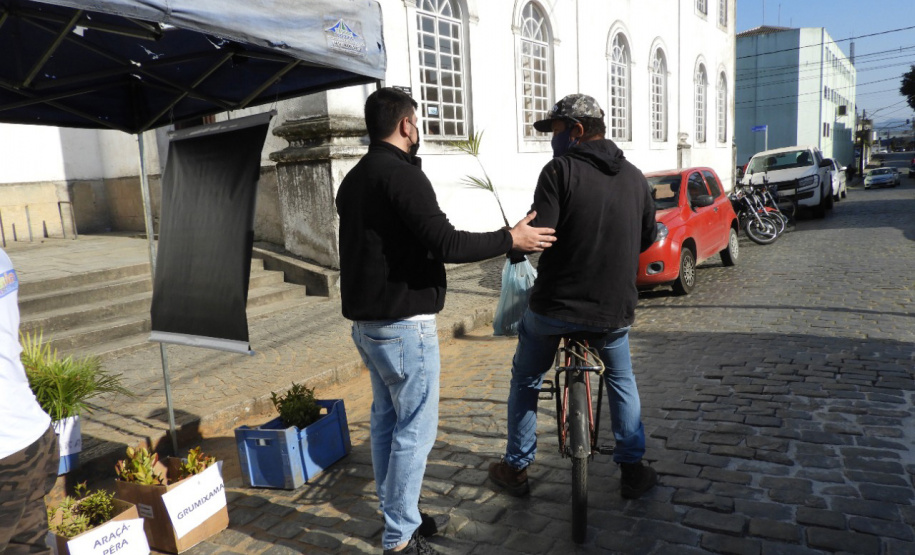 Com drive-thru solidário no Litoral do Estado, famílias carentes recebem nesta semana as doações de roupas, cobertores, sapatos e alimentos arrecadados em troca de uma muda frutífera do Instituto Água e Terra (IAT). - Curitiba, 27/07/2021 - Foto: IAT