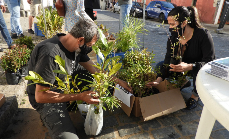 Com drive-thru solidário no Litoral do Estado, famílias carentes recebem nesta semana as doações de roupas, cobertores, sapatos e alimentos arrecadados em troca de uma muda frutífera do Instituto Água e Terra (IAT). - Curitiba, 27/07/2021 - Foto: IAT