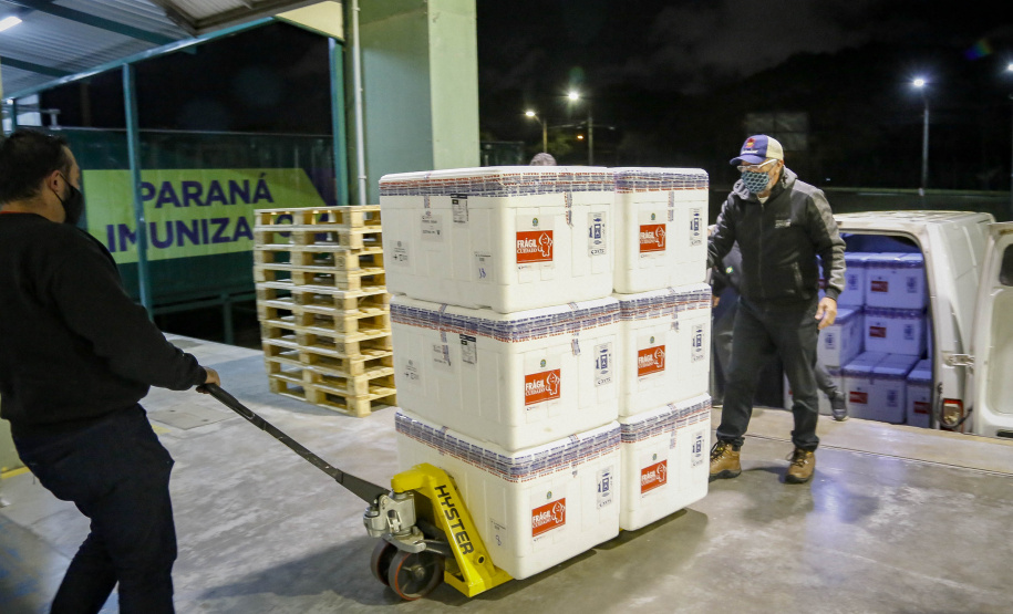 O Ministério da Saúde enviou na noite desta terça-feira (27) mais 298.250 vacinas contra a Covid-19 da AstraZeneca/Fiocruz ao Paraná. Este foi o terceiro envio do governo federal ao Estado em um único dia. Durante a tarde chegaram 233 mil vacinas, sendo 170 mil doses de CoronaVac/Butantan e 63 mil da AstraZeneca/Covax.  -  Curitiba, 27/07/2021  -  Foto: Gilson Abreu/AEN