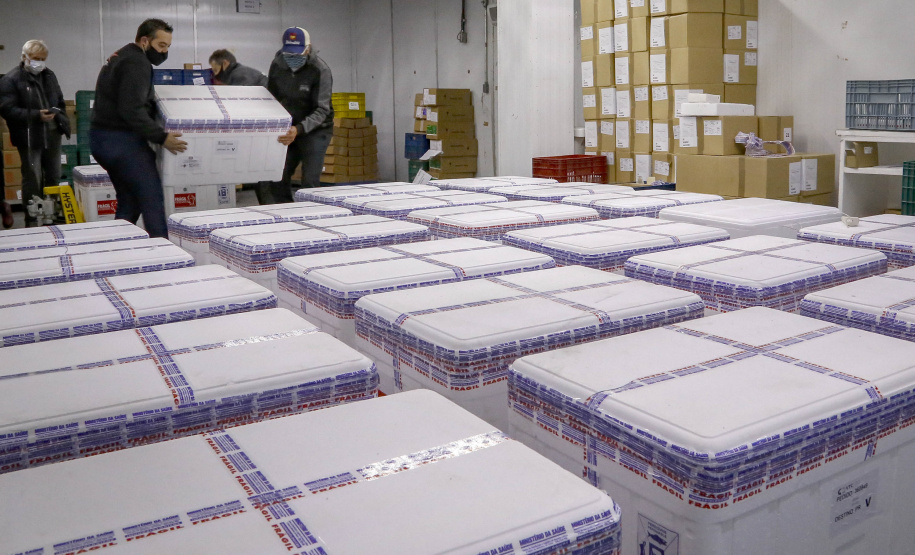 O Ministério da Saúde enviou na noite desta terça-feira (27) mais 298.250 vacinas contra a Covid-19 da AstraZeneca/Fiocruz ao Paraná. Este foi o terceiro envio do governo federal ao Estado em um único dia. Durante a tarde chegaram 233 mil vacinas, sendo 170 mil doses de CoronaVac/Butantan e 63 mil da AstraZeneca/Covax.  -  Curitiba, 27/07/2021  -  Foto: Gilson Abreu/AEN