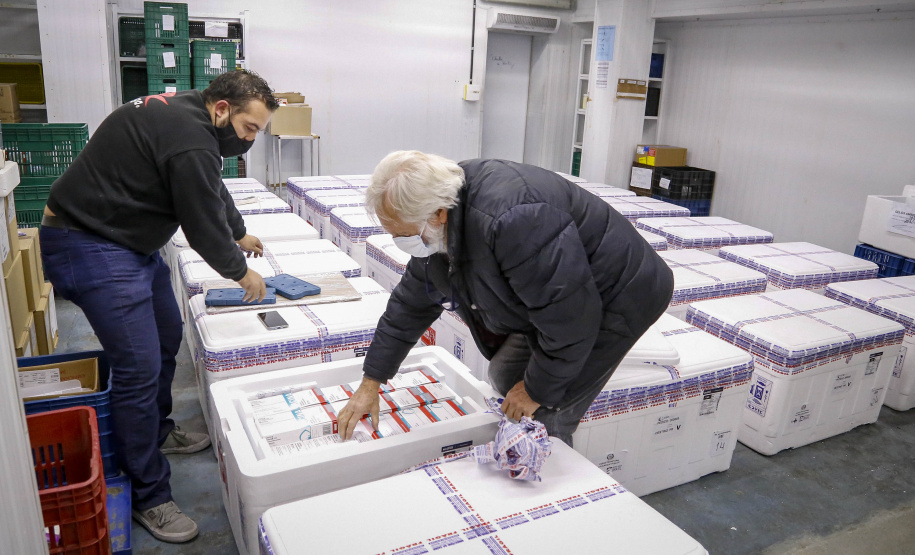 O Ministério da Saúde enviou na noite desta terça-feira (27) mais 298.250 vacinas contra a Covid-19 da AstraZeneca/Fiocruz ao Paraná. Este foi o terceiro envio do governo federal ao Estado em um único dia. Durante a tarde chegaram 233 mil vacinas, sendo 170 mil doses de CoronaVac/Butantan e 63 mil da AstraZeneca/Covax.  -  Curitiba, 27/07/2021  -  Foto: Gilson Abreu/AEN