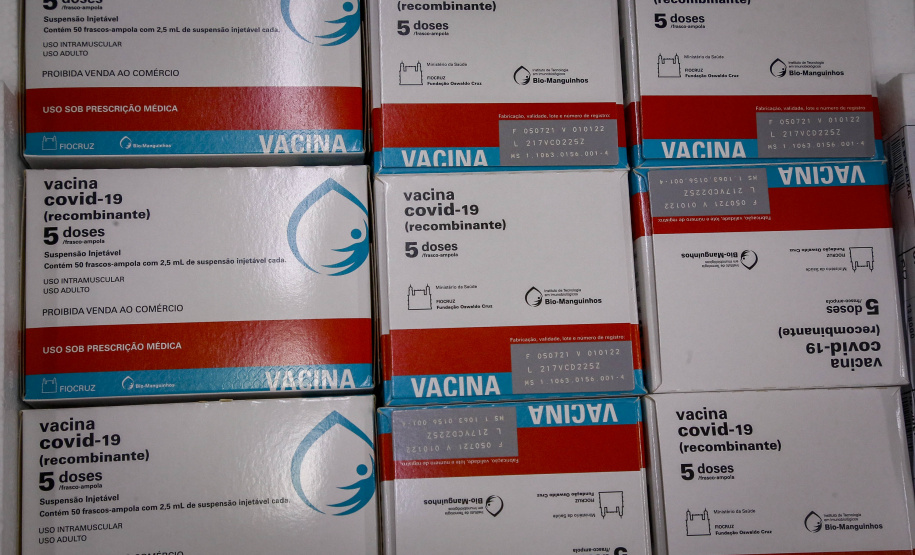 O Ministério da Saúde enviou na noite desta terça-feira (27) mais 298.250 vacinas contra a Covid-19 da AstraZeneca/Fiocruz ao Paraná. Este foi o terceiro envio do governo federal ao Estado em um único dia. Durante a tarde chegaram 233 mil vacinas, sendo 170 mil doses de CoronaVac/Butantan e 63 mil da AstraZeneca/Covax.  -  Curitiba, 27/07/2021  -  Foto: Gilson Abreu/AEN