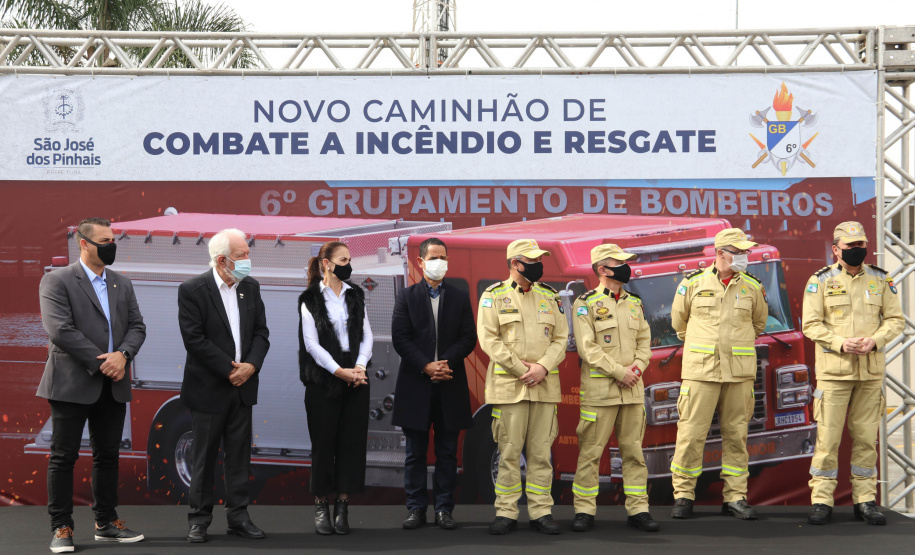 O Corpo Bombeiros de São José dos Pinhais recebeu nesta terça-feira (27/07), em cerimônia realizada no 6º Grupamento de Bombeiros, um caminhão Auto-Bomba Tanque Resgate (ABTR) para dar suporte ao combate à incêndios na cidade. A nova viatura do Corpo de Bombeiro é a primeira de modelo americano no Estado do Paraná, sendo projetada e desenvolvida para atividade da corporação.  -  Curitiba, 28/07/2021  -  Foto: SESP-PR