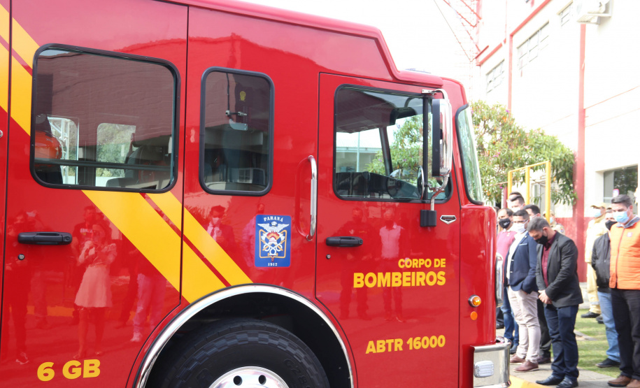 O Corpo Bombeiros de São José dos Pinhais recebeu nesta terça-feira (27/07), em cerimônia realizada no 6º Grupamento de Bombeiros, um caminhão Auto-Bomba Tanque Resgate (ABTR) para dar suporte ao combate à incêndios na cidade. A nova viatura do Corpo de Bombeiro é a primeira de modelo americano no Estado do Paraná, sendo projetada e desenvolvida para atividade da corporação.  -  Curitiba, 28/07/2021  -  Foto: SESP-PR