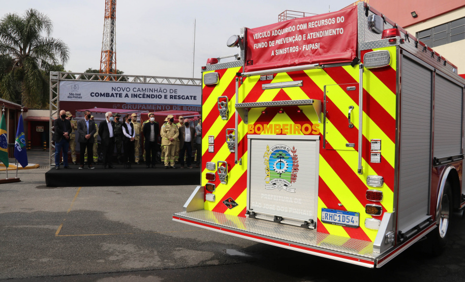 O Corpo Bombeiros de São José dos Pinhais recebeu nesta terça-feira (27/07), em cerimônia realizada no 6º Grupamento de Bombeiros, um caminhão Auto-Bomba Tanque Resgate (ABTR) para dar suporte ao combate à incêndios na cidade. A nova viatura do Corpo de Bombeiro é a primeira de modelo americano no Estado do Paraná, sendo projetada e desenvolvida para atividade da corporação.  -  Curitiba, 28/07/2021  -  Foto: SESP-PR