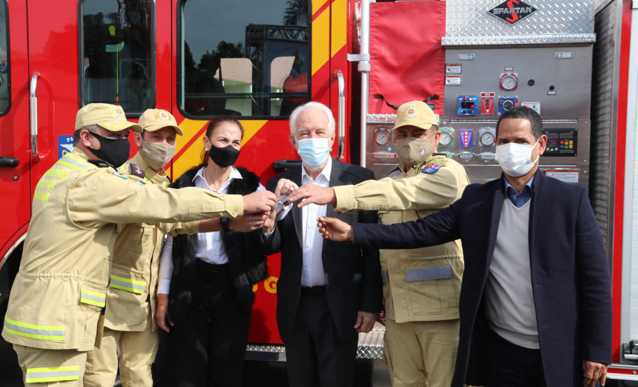 O Corpo Bombeiros de São José dos Pinhais recebeu nesta terça-feira (27/07), em cerimônia realizada no 6º Grupamento de Bombeiros, um caminhão Auto-Bomba Tanque Resgate (ABTR) para dar suporte ao combate à incêndios na cidade. A nova viatura do Corpo de Bombeiro é a primeira de modelo americano no Estado do Paraná, sendo projetada e desenvolvida para atividade da corporação.  -  Curitiba, 28/07/2021  -  Foto: SESP-PR