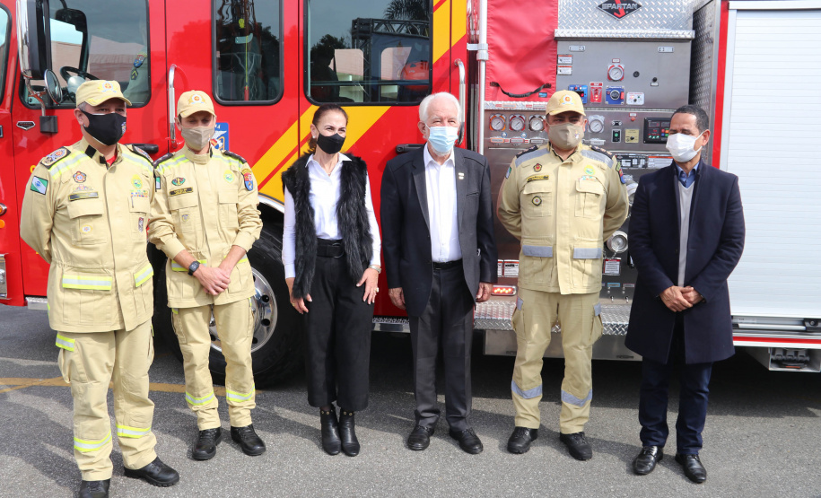 O Corpo Bombeiros de São José dos Pinhais recebeu nesta terça-feira (27/07), em cerimônia realizada no 6º Grupamento de Bombeiros, um caminhão Auto-Bomba Tanque Resgate (ABTR) para dar suporte ao combate à incêndios na cidade. A nova viatura do Corpo de Bombeiro é a primeira de modelo americano no Estado do Paraná, sendo projetada e desenvolvida para atividade da corporação.  -  Curitiba, 28/07/2021  -  Foto: SESP-PR
