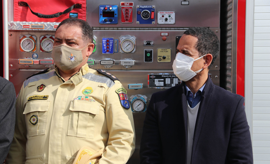 O Corpo Bombeiros de São José dos Pinhais recebeu nesta terça-feira (27/07), em cerimônia realizada no 6º Grupamento de Bombeiros, um caminhão Auto-Bomba Tanque Resgate (ABTR) para dar suporte ao combate à incêndios na cidade. A nova viatura do Corpo de Bombeiro é a primeira de modelo americano no Estado do Paraná, sendo projetada e desenvolvida para atividade da corporação.  -  Curitiba, 28/07/2021  -  Foto: SESP-PR