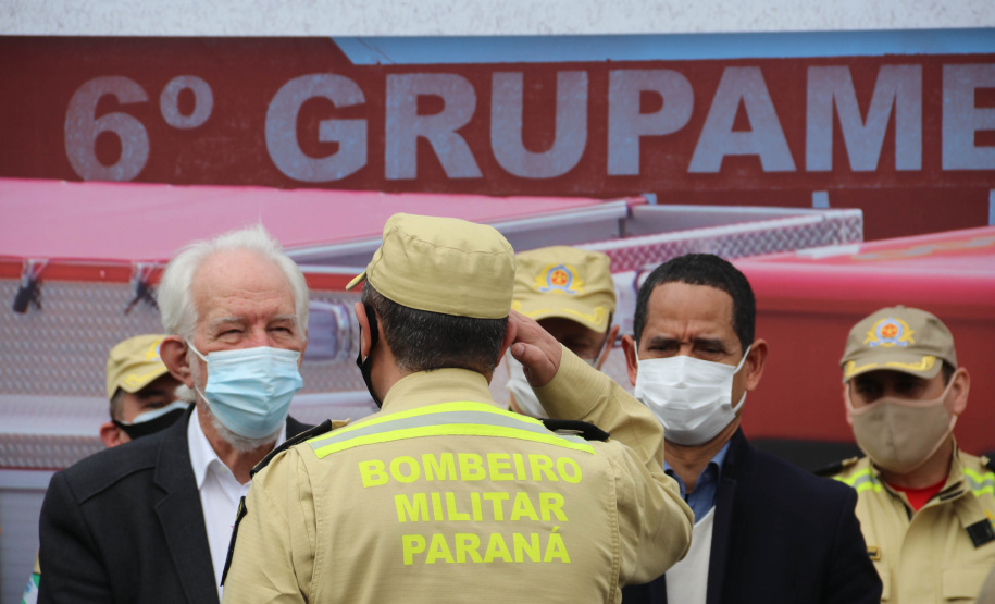 O Corpo Bombeiros de São José dos Pinhais recebeu nesta terça-feira (27/07), em cerimônia realizada no 6º Grupamento de Bombeiros, um caminhão Auto-Bomba Tanque Resgate (ABTR) para dar suporte ao combate à incêndios na cidade. A nova viatura do Corpo de Bombeiro é a primeira de modelo americano no Estado do Paraná, sendo projetada e desenvolvida para atividade da corporação.  -  Curitiba, 28/07/2021  -  Foto: SESP-PR