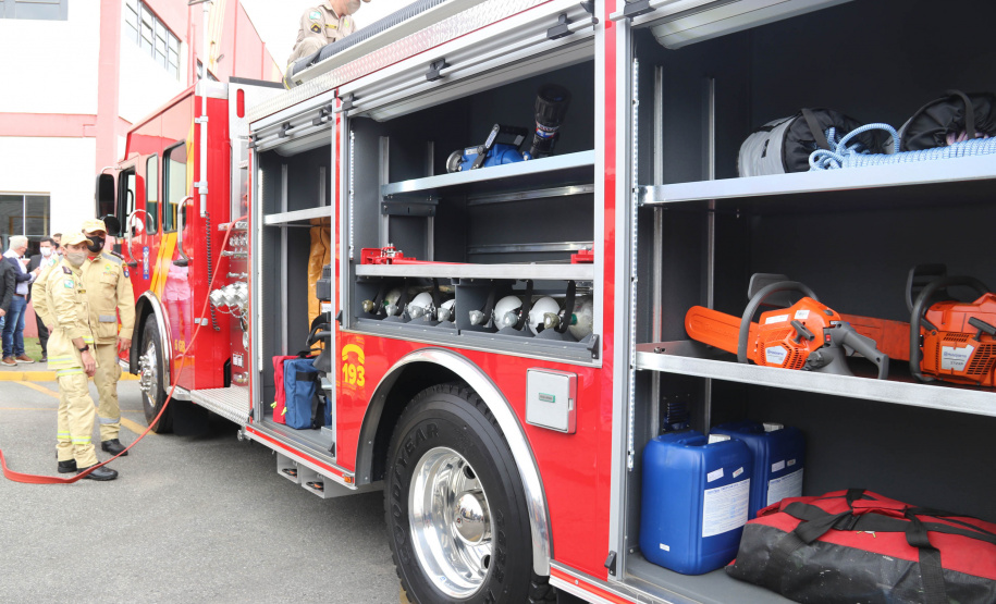 O Corpo Bombeiros de São José dos Pinhais recebeu nesta terça-feira (27/07), em cerimônia realizada no 6º Grupamento de Bombeiros, um caminhão Auto-Bomba Tanque Resgate (ABTR) para dar suporte ao combate à incêndios na cidade. A nova viatura do Corpo de Bombeiro é a primeira de modelo americano no Estado do Paraná, sendo projetada e desenvolvida para atividade da corporação.  -  Curitiba, 28/07/2021  -  Foto: SESP-PR