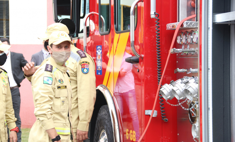 O Corpo Bombeiros de São José dos Pinhais recebeu nesta terça-feira (27/07), em cerimônia realizada no 6º Grupamento de Bombeiros, um caminhão Auto-Bomba Tanque Resgate (ABTR) para dar suporte ao combate à incêndios na cidade. A nova viatura do Corpo de Bombeiro é a primeira de modelo americano no Estado do Paraná, sendo projetada e desenvolvida para atividade da corporação.  -  Curitiba, 28/07/2021  -  Foto: SESP-PR