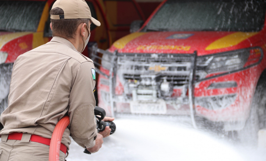 O Corpo Bombeiros de São José dos Pinhais recebeu nesta terça-feira (27/07), em cerimônia realizada no 6º Grupamento de Bombeiros, um caminhão Auto-Bomba Tanque Resgate (ABTR) para dar suporte ao combate à incêndios na cidade. A nova viatura do Corpo de Bombeiro é a primeira de modelo americano no Estado do Paraná, sendo projetada e desenvolvida para atividade da corporação.  -  Curitiba, 28/07/2021  -  Foto: SESP-PR
