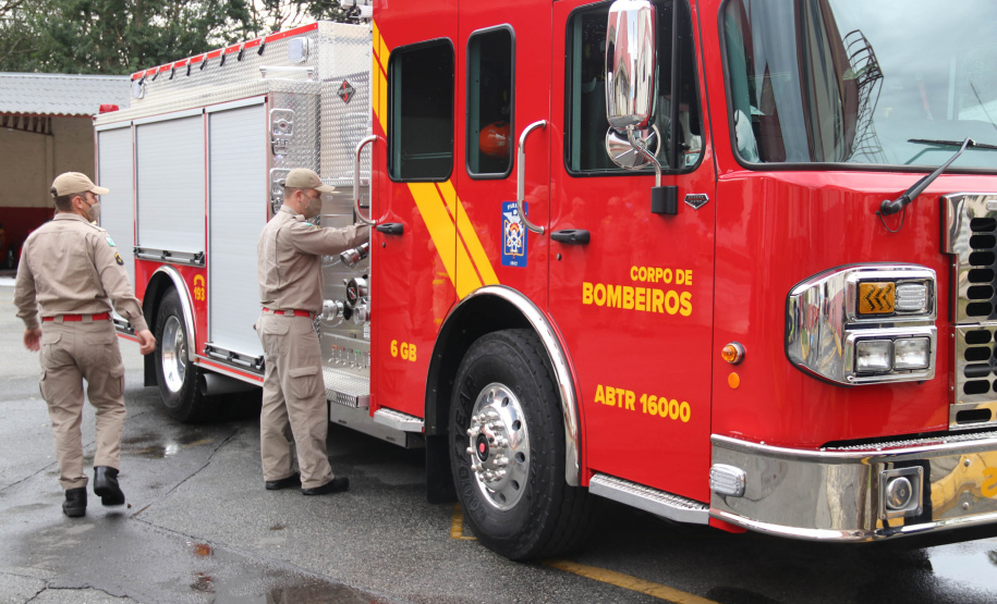 O Corpo Bombeiros de São José dos Pinhais recebeu nesta terça-feira (27/07), em cerimônia realizada no 6º Grupamento de Bombeiros, um caminhão Auto-Bomba Tanque Resgate (ABTR) para dar suporte ao combate à incêndios na cidade. A nova viatura do Corpo de Bombeiro é a primeira de modelo americano no Estado do Paraná, sendo projetada e desenvolvida para atividade da corporação.  -  Curitiba, 28/07/2021  -  Foto: SESP-PR