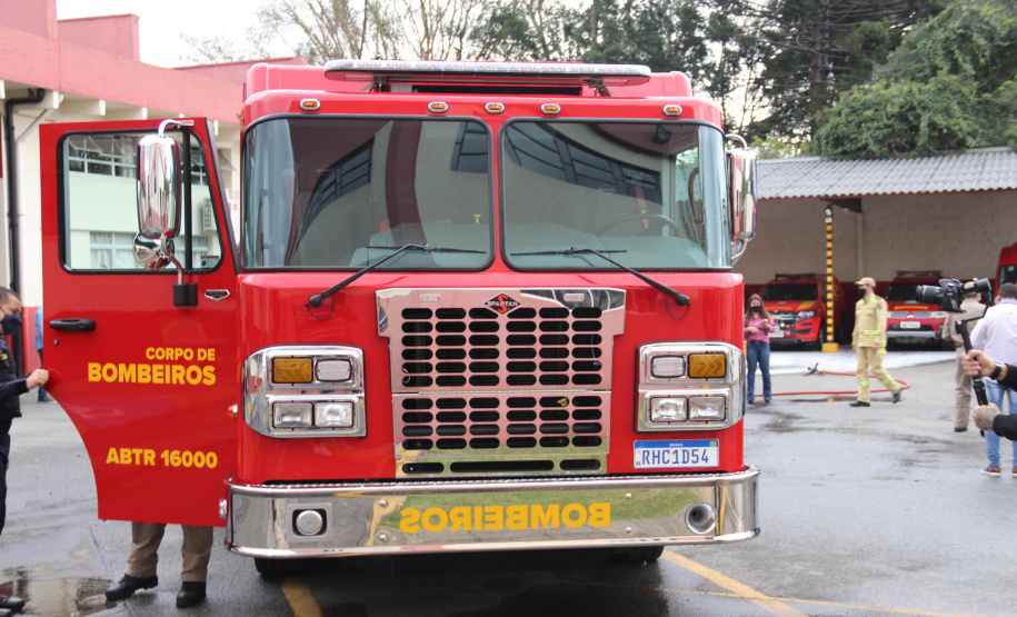 O Corpo Bombeiros de São José dos Pinhais recebeu nesta terça-feira (27/07), em cerimônia realizada no 6º Grupamento de Bombeiros, um caminhão Auto-Bomba Tanque Resgate (ABTR) para dar suporte ao combate à incêndios na cidade. A nova viatura do Corpo de Bombeiro é a primeira de modelo americano no Estado do Paraná, sendo projetada e desenvolvida para atividade da corporação.  -  Curitiba, 28/07/2021  -  Foto: SESP-PR