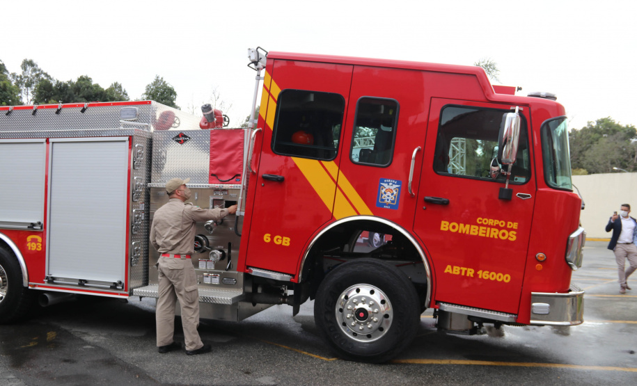 O Corpo Bombeiros de São José dos Pinhais recebeu nesta terça-feira (27/07), em cerimônia realizada no 6º Grupamento de Bombeiros, um caminhão Auto-Bomba Tanque Resgate (ABTR) para dar suporte ao combate à incêndios na cidade. A nova viatura do Corpo de Bombeiro é a primeira de modelo americano no Estado do Paraná, sendo projetada e desenvolvida para atividade da corporação.  -  Curitiba, 28/07/2021  -  Foto: SESP-PR