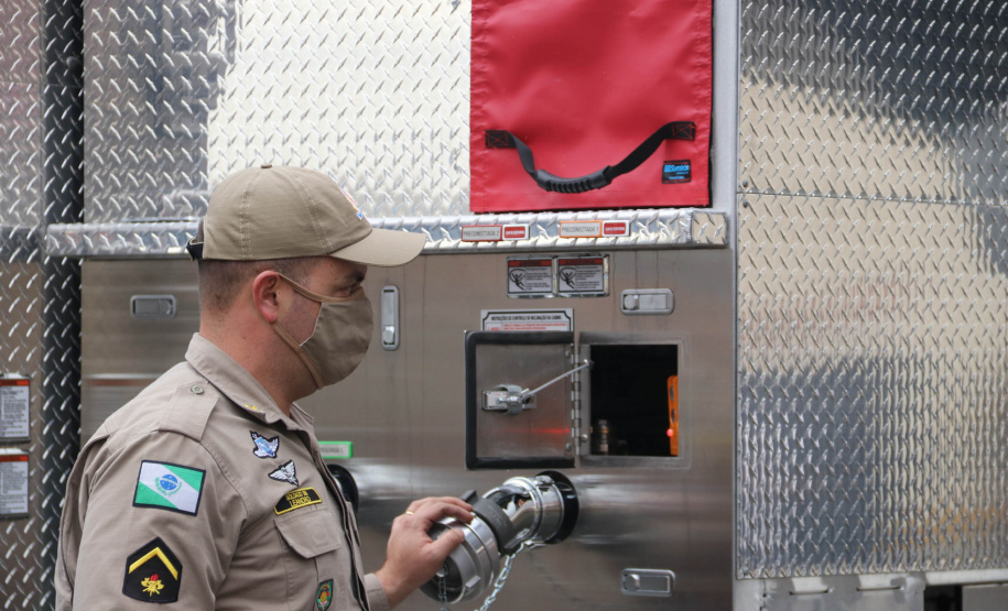 O Corpo Bombeiros de São José dos Pinhais recebeu nesta terça-feira (27/07), em cerimônia realizada no 6º Grupamento de Bombeiros, um caminhão Auto-Bomba Tanque Resgate (ABTR) para dar suporte ao combate à incêndios na cidade. A nova viatura do Corpo de Bombeiro é a primeira de modelo americano no Estado do Paraná, sendo projetada e desenvolvida para atividade da corporação.  -  Curitiba, 28/07/2021  -  Foto: SESP-PR