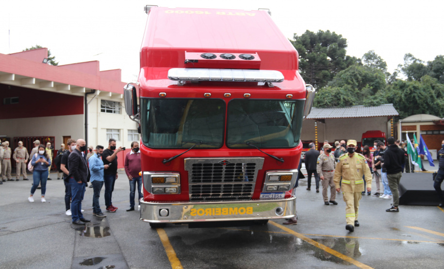 O Corpo Bombeiros de São José dos Pinhais recebeu nesta terça-feira (27/07), em cerimônia realizada no 6º Grupamento de Bombeiros, um caminhão Auto-Bomba Tanque Resgate (ABTR) para dar suporte ao combate à incêndios na cidade. A nova viatura do Corpo de Bombeiro é a primeira de modelo americano no Estado do Paraná, sendo projetada e desenvolvida para atividade da corporação.  -  Curitiba, 28/07/2021  -  Foto: SESP-PR