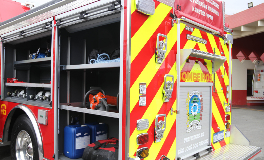 O Corpo Bombeiros de São José dos Pinhais recebeu nesta terça-feira (27/07), em cerimônia realizada no 6º Grupamento de Bombeiros, um caminhão Auto-Bomba Tanque Resgate (ABTR) para dar suporte ao combate à incêndios na cidade. A nova viatura do Corpo de Bombeiro é a primeira de modelo americano no Estado do Paraná, sendo projetada e desenvolvida para atividade da corporação.  -  Curitiba, 28/07/2021  -  Foto: SESP-PR