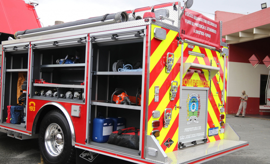 O Corpo Bombeiros de São José dos Pinhais recebeu nesta terça-feira (27/07), em cerimônia realizada no 6º Grupamento de Bombeiros, um caminhão Auto-Bomba Tanque Resgate (ABTR) para dar suporte ao combate à incêndios na cidade. A nova viatura do Corpo de Bombeiro é a primeira de modelo americano no Estado do Paraná, sendo projetada e desenvolvida para atividade da corporação.  -  Curitiba, 28/07/2021  -  Foto: SESP-PR