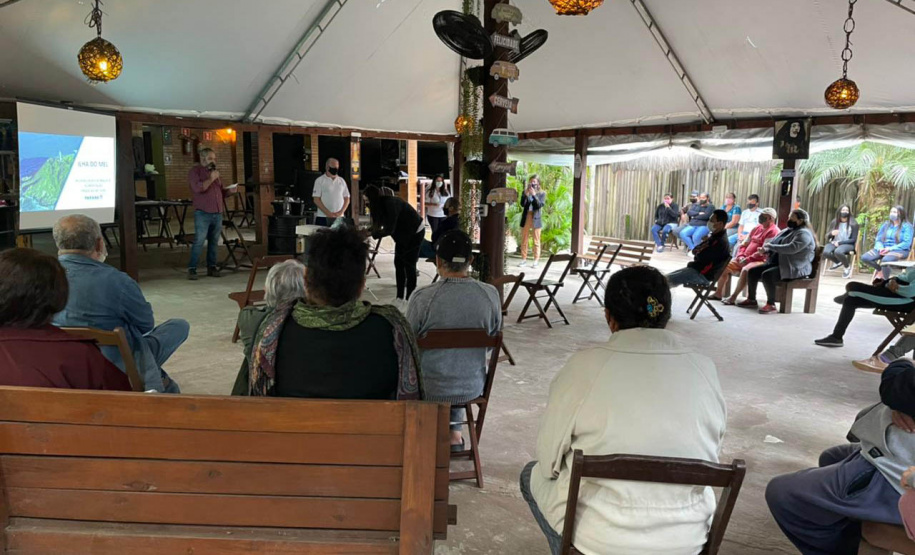 O Instituto Água e Terra (IAT) promoveu nessa terça-feira (27) ConsultaPública para apresentação do projeto de reforma da Praça de Alimentação ePraça ao Ar Livre da Ilha do Mel. A reunião aconteceu no Bar Cavalo Marinho,em Encantadas, com a presença de representantes da comunidade da Ilha. - Curitiba, 27/07/2021 - Foto: SEDEST