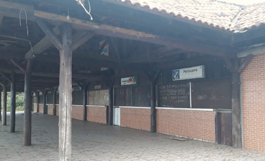 O Instituto Água e Terra (IAT) promoveu nessa terça-feira (27) ConsultaPública para apresentação do projeto de reforma da Praça de Alimentação ePraça ao Ar Livre da Ilha do Mel. A reunião aconteceu no Bar Cavalo Marinho,em Encantadas, com a presença de representantes da comunidade da Ilha. - Curitiba, 27/07/2021 - Foto: SEDEST