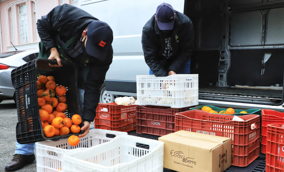 O Governo do Estado realizou na manhã desta quarta-feira (28) a primeira entrega de alimentos do Programa Compra Direta Paraná em Curitiba em 2021. O lançamento simbólico aconteceu no Asilo São Vicente de Paulo, no bairro Juvevê, com produtos da Cooperativa de Agricultores Orgânicos e de Produção Agroecológica (Coaopa). A cerimônia contou com a presença do secretário estadual da Agricultura e do Abastecimento, Norberto Ortigara.   -  Curitiba, 28/07/2021  -  Foto: José Fernando Ogura/AEN