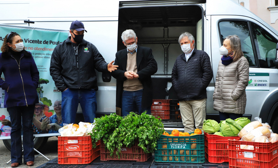 O Governo do Estado realizou na manhã desta quarta-feira (28) a primeira entrega de alimentos do Programa Compra Direta Paraná em Curitiba em 2021. O lançamento simbólico aconteceu no Asilo São Vicente de Paulo, no bairro Juvevê, com produtos da Cooperativa de Agricultores Orgânicos e de Produção Agroecológica (Coaopa). A cerimônia contou com a presença do secretário estadual da Agricultura e do Abastecimento, Norberto Ortigara.   -  Curitiba, 28/07/2021  -  Foto: José Fernando Ogura/AEN