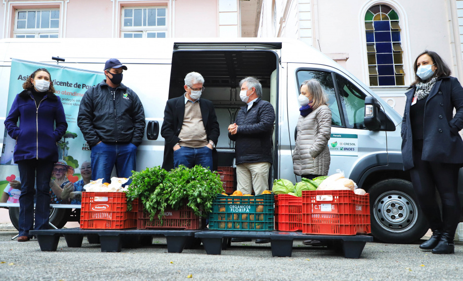 O Governo do Estado realizou na manhã desta quarta-feira (28) a primeira entrega de alimentos do Programa Compra Direta Paraná em Curitiba em 2021. O lançamento simbólico aconteceu no Asilo São Vicente de Paulo, no bairro Juvevê, com produtos da Cooperativa de Agricultores Orgânicos e de Produção Agroecológica (Coaopa). A cerimônia contou com a presença do secretário estadual da Agricultura e do Abastecimento, Norberto Ortigara.   -  Curitiba, 28/07/2021  -  Foto: José Fernando Ogura/AEN