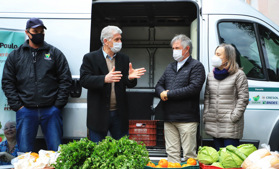 O Governo do Estado realizou na manhã desta quarta-feira (28) a primeira entrega de alimentos do Programa Compra Direta Paraná em Curitiba em 2021. O lançamento simbólico aconteceu no Asilo São Vicente de Paulo, no bairro Juvevê, com produtos da Cooperativa de Agricultores Orgânicos e de Produção Agroecológica (Coaopa). A cerimônia contou com a presença do secretário estadual da Agricultura e do Abastecimento, Norberto Ortigara.   -  Curitiba, 28/07/2021  -  Foto: José Fernando Ogura/AEN