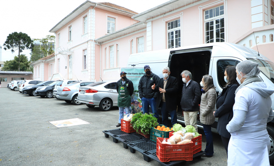O Governo do Estado realizou na manhã desta quarta-feira (28) a primeira entrega de alimentos do Programa Compra Direta Paraná em Curitiba em 2021. O lançamento simbólico aconteceu no Asilo São Vicente de Paulo, no bairro Juvevê, com produtos da Cooperativa de Agricultores Orgânicos e de Produção Agroecológica (Coaopa). A cerimônia contou com a presença do secretário estadual da Agricultura e do Abastecimento, Norberto Ortigara.   -  Curitiba, 28/07/2021  -  Foto: José Fernando Ogura/AEN