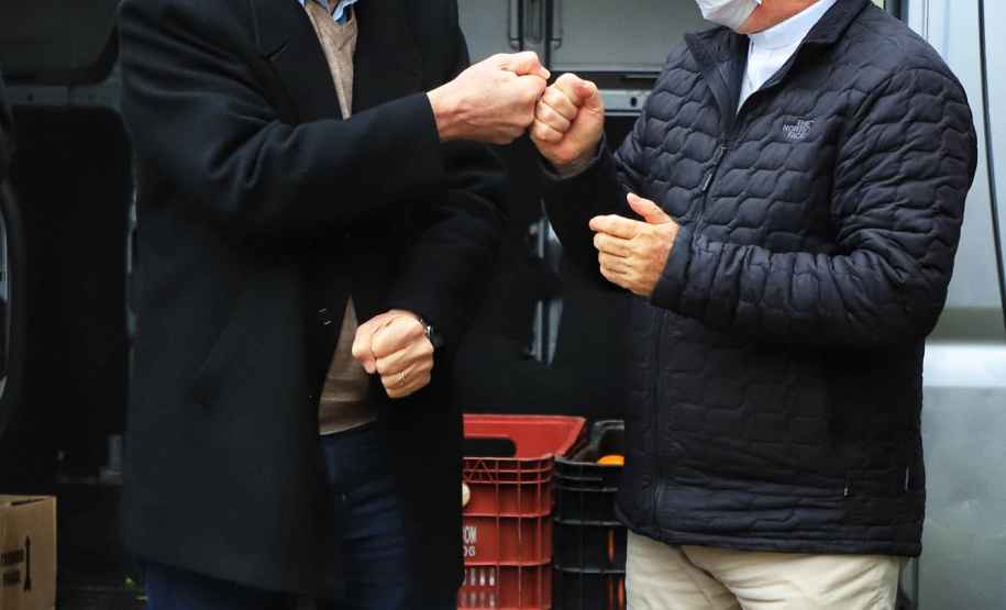 O Governo do Estado realizou na manhã desta quarta-feira (28) a primeira entrega de alimentos do Programa Compra Direta Paraná em Curitiba em 2021. O lançamento simbólico aconteceu no Asilo São Vicente de Paulo, no bairro Juvevê, com produtos da Cooperativa de Agricultores Orgânicos e de Produção Agroecológica (Coaopa). A cerimônia contou com a presença do secretário estadual da Agricultura e do Abastecimento, Norberto Ortigara.   -  Curitiba, 28/07/2021  -  Foto: José Fernando Ogura/AEN