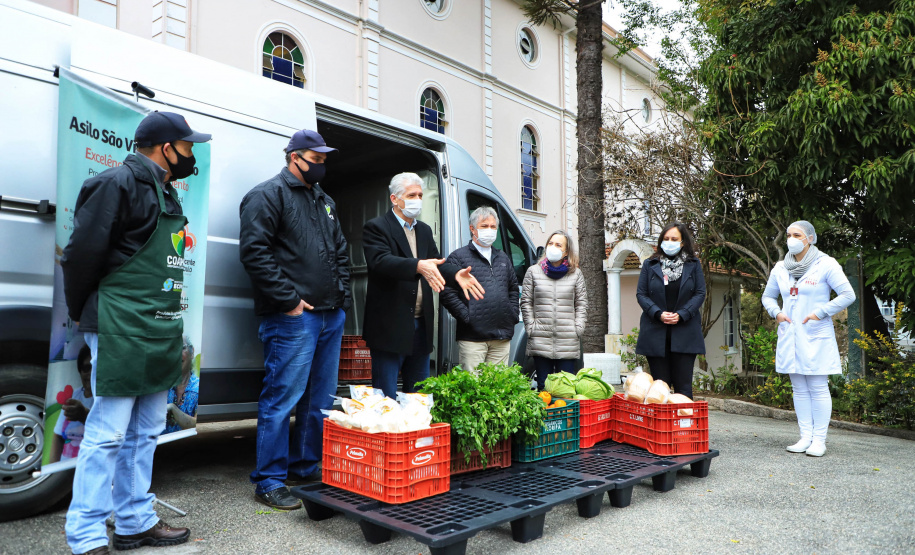 O Governo do Estado realizou na manhã desta quarta-feira (28) a primeira entrega de alimentos do Programa Compra Direta Paraná em Curitiba em 2021. O lançamento simbólico aconteceu no Asilo São Vicente de Paulo, no bairro Juvevê, com produtos da Cooperativa de Agricultores Orgânicos e de Produção Agroecológica (Coaopa). A cerimônia contou com a presença do secretário estadual da Agricultura e do Abastecimento, Norberto Ortigara.   -  Curitiba, 28/07/2021  -  Foto: José Fernando Ogura/AEN