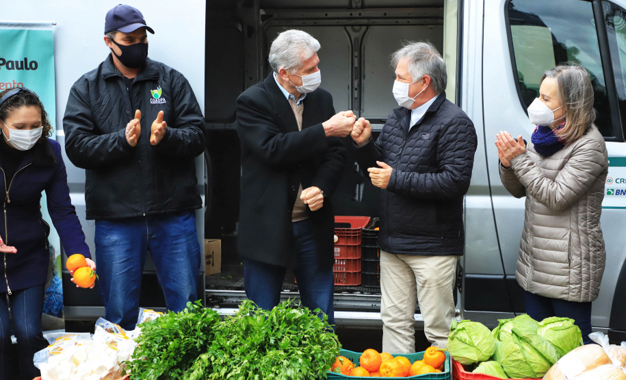 O Governo do Estado realizou na manhã desta quarta-feira (28) a primeira entrega de alimentos do Programa Compra Direta Paraná em Curitiba em 2021. O lançamento simbólico aconteceu no Asilo São Vicente de Paulo, no bairro Juvevê, com produtos da Cooperativa de Agricultores Orgânicos e de Produção Agroecológica (Coaopa). A cerimônia contou com a presença do secretário estadual da Agricultura e do Abastecimento, Norberto Ortigara.   -  Curitiba, 28/07/2021  -  Foto: José Fernando Ogura/AEN