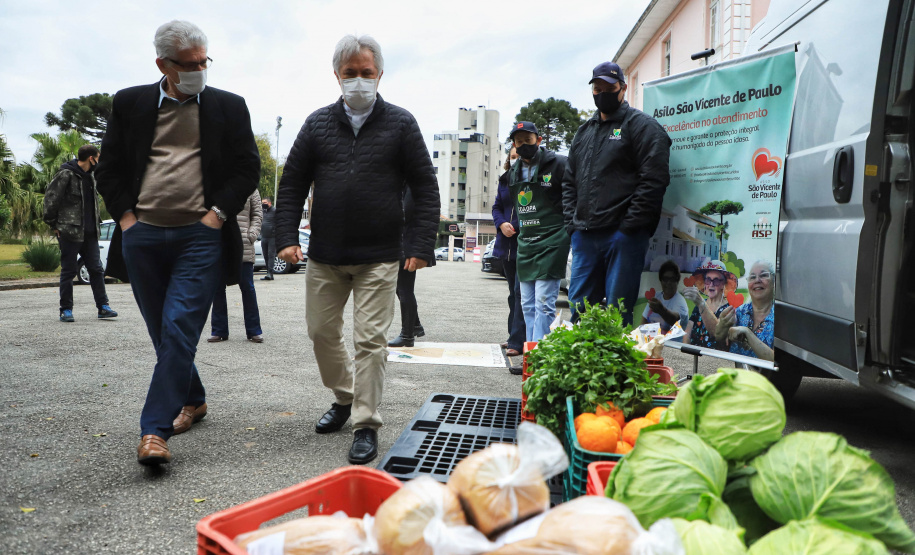 O Governo do Estado realizou na manhã desta quarta-feira (28) a primeira entrega de alimentos do Programa Compra Direta Paraná em Curitiba em 2021. O lançamento simbólico aconteceu no Asilo São Vicente de Paulo, no bairro Juvevê, com produtos da Cooperativa de Agricultores Orgânicos e de Produção Agroecológica (Coaopa). A cerimônia contou com a presença do secretário estadual da Agricultura e do Abastecimento, Norberto Ortigara.   -  Curitiba, 28/07/2021  -  Foto: José Fernando Ogura/AEN