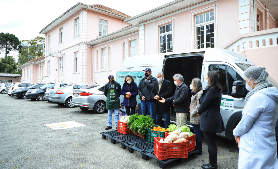 O Governo do Estado realizou na manhã desta quarta-feira (28) a primeira entrega de alimentos do Programa Compra Direta Paraná em Curitiba em 2021. O lançamento simbólico aconteceu no Asilo São Vicente de Paulo, no bairro Juvevê, com produtos da Cooperativa de Agricultores Orgânicos e de Produção Agroecológica (Coaopa). A cerimônia contou com a presença do secretário estadual da Agricultura e do Abastecimento, Norberto Ortigara.   -  Curitiba, 28/07/2021  -  Foto: José Fernando Ogura/AEN