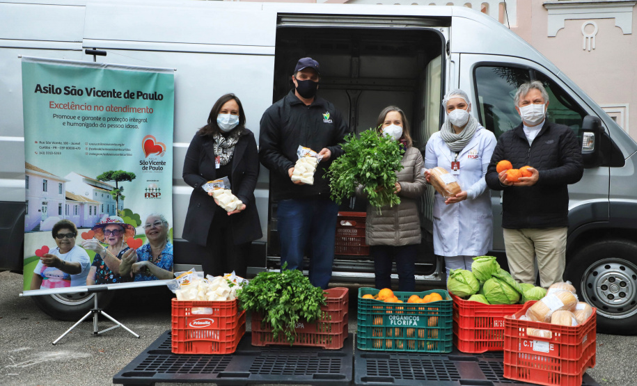 O Governo do Estado realizou na manhã desta quarta-feira (28) a primeira entrega de alimentos do Programa Compra Direta Paraná em Curitiba em 2021. O lançamento simbólico aconteceu no Asilo São Vicente de Paulo, no bairro Juvevê, com produtos da Cooperativa de Agricultores Orgânicos e de Produção Agroecológica (Coaopa). A cerimônia contou com a presença do secretário estadual da Agricultura e do Abastecimento, Norberto Ortigara.   -  Curitiba, 28/07/2021  -  Foto: José Fernando Ogura/AEN