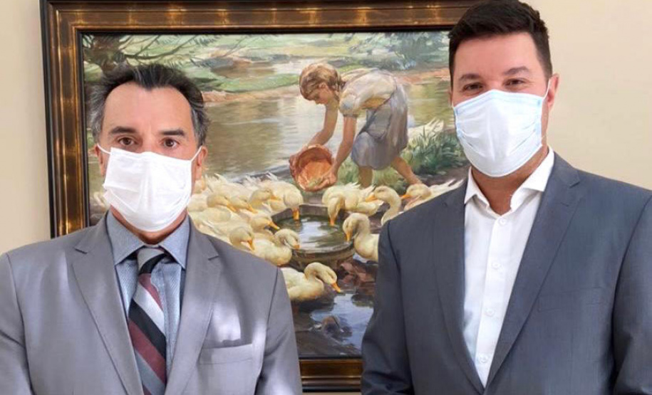 O Governo do Estado e o Tribunal de Justiça do Paraná estudam a criação de uma ferramenta para inibir casos de perseguição, também chamados de stalking. Na foto, o secretário-chefe da Casa Civil, Guto Silva (D) e o presidente do Tribunal de Justiça do Paraná, desembargador José Laurindo de Souza Netto - Curitiba, 28/07/2021 - Foto: Casa Civil Governo do Paraná