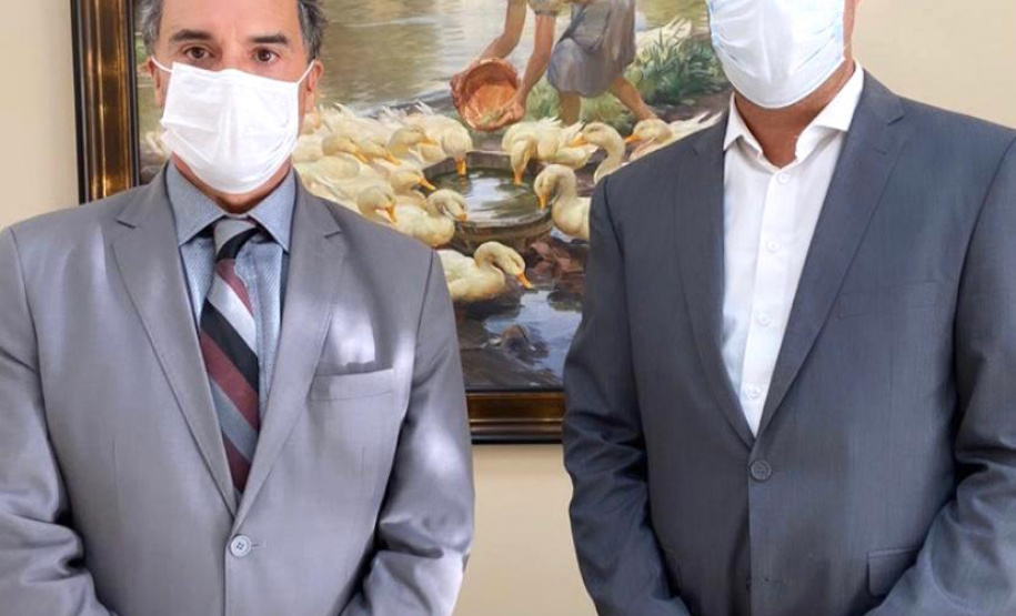 O Governo do Estado e o Tribunal de Justiça do Paraná estudam a criação de uma ferramenta para inibir casos de perseguição, também chamados de stalking. Na foto, o secretário-chefe da Casa Civil, Guto Silva (D) e o presidente do Tribunal de Justiça do Paraná, desembargador José Laurindo de Souza Netto - Curitiba, 28/07/2021 - Foto: Casa Civil Governo do Paraná