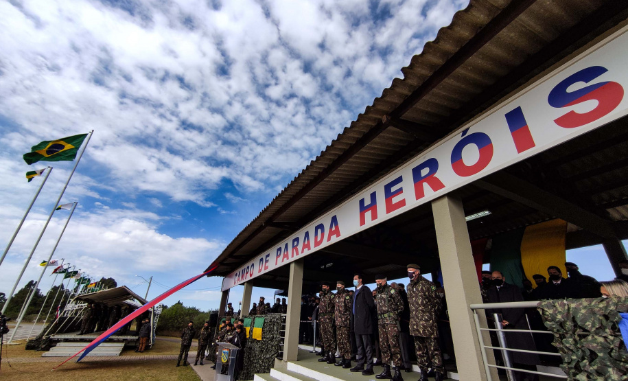 O governador Carlos Massa Ratinho Junior participou nesta quarta-feira (28), no Forte do Pinheirinho, em Curitiba, da cerimônia de troca de comando da 5ª Divisão do Exército (5ª DE). Foto: Jonathan Campos/AEN