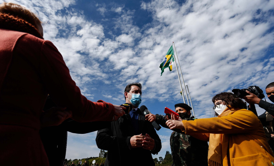 O governador Carlos Massa Ratinho Junior participou nesta quarta-feira (28), no Forte do Pinheirinho, em Curitiba, da cerimônia de troca de comando da 5ª Divisão do Exército (5ª DE). Foto: Jonathan Campos/AEN