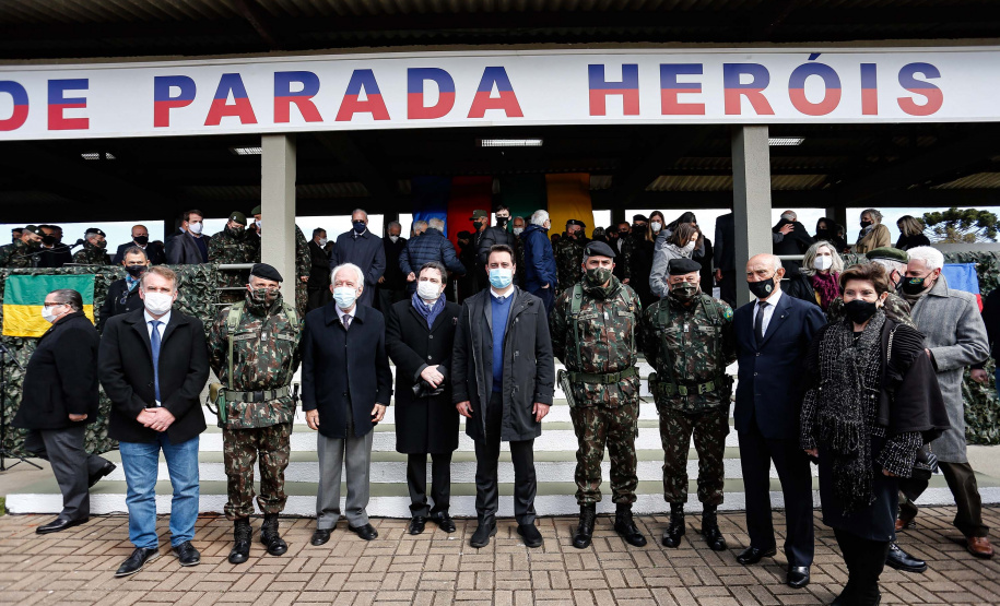 O governador Carlos Massa Ratinho Junior participou nesta quarta-feira (28), no Forte do Pinheirinho, em Curitiba, da cerimônia de troca de comando da 5ª Divisão do Exército (5ª DE). Foto: Jonathan Campos/AEN