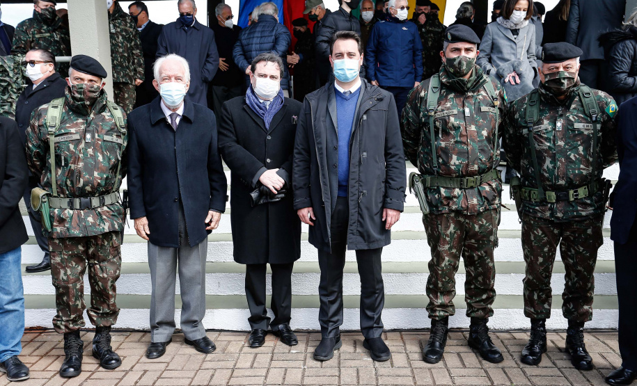 O governador Carlos Massa Ratinho Junior participou nesta quarta-feira (28), no Forte do Pinheirinho, em Curitiba, da cerimônia de troca de comando da 5ª Divisão do Exército (5ª DE). Foto: Jonathan Campos/AEN