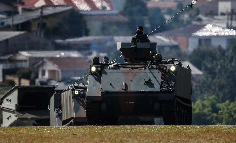 O governador Carlos Massa Ratinho Junior participou nesta quarta-feira (28), no Forte do Pinheirinho, em Curitiba, da cerimônia de troca de comando da 5ª Divisão do Exército (5ª DE). Foto: Jonathan Campos/AEN